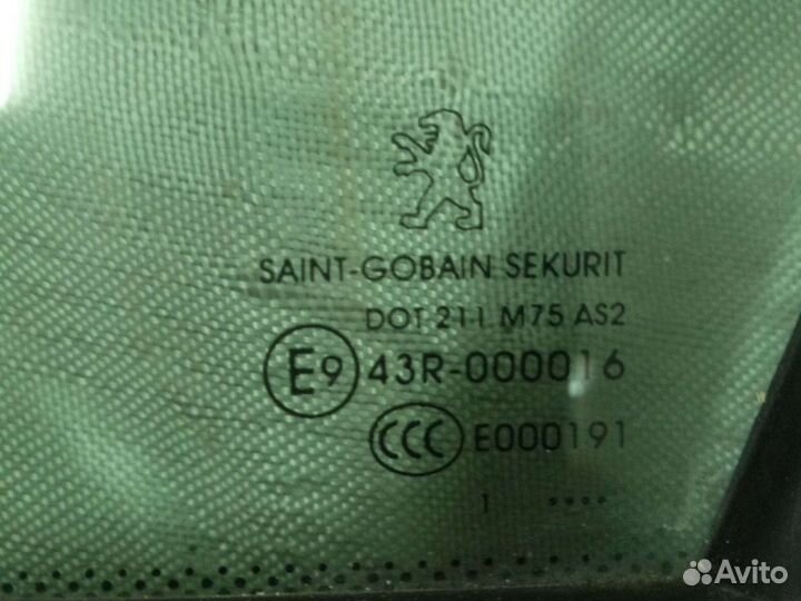 Стекло передней левой двери Пежо 308