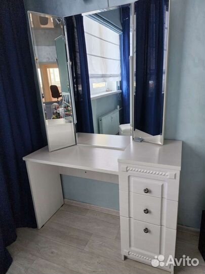 Туалетный столик трюмо с зеркалом