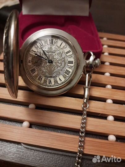 Часы на цепочке
