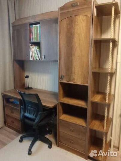 Детская мебель: кровать, письменный стол