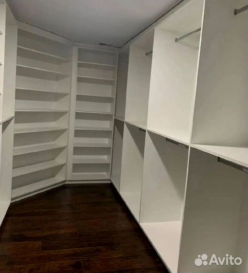 Гардеробная с корзинами и полками