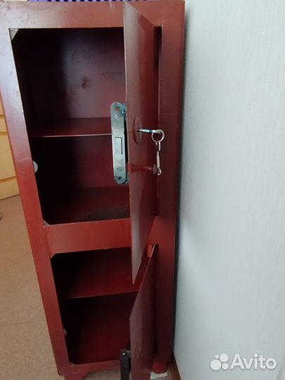 Сейф на ножках