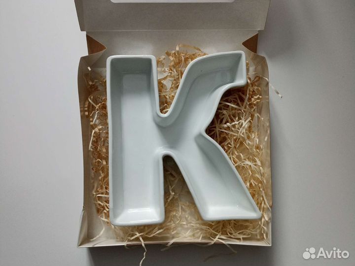 Керамическая тарелка в форме буквы К