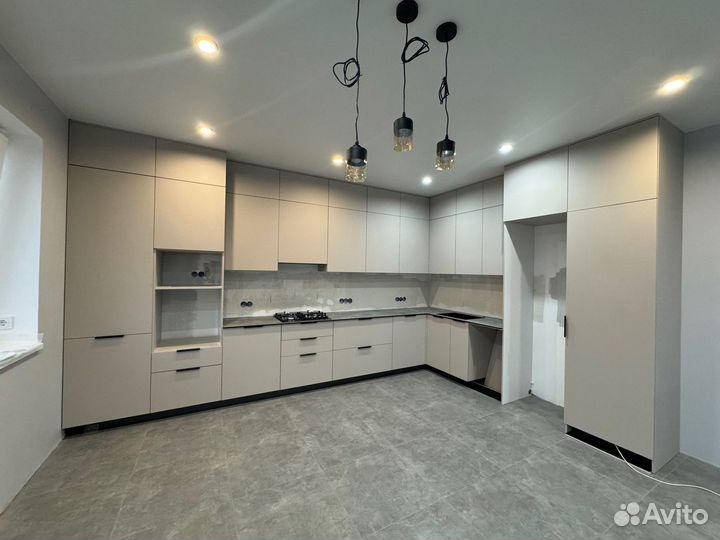 Кухня угловая в потолок новая от фабрики