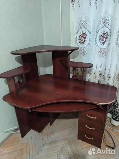 Продам компьютерный стол