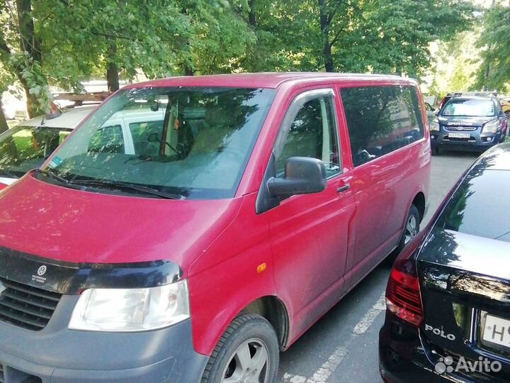 Водитель со своим микроавтобусом