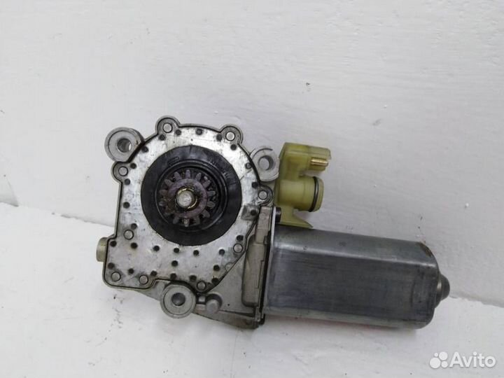 Моторчик переднего правого стеклоподъемника