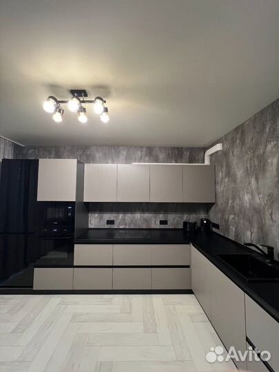 Угловая кухня на заказ в сером цвете