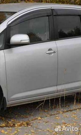 Toyota ractis 2008 дверь