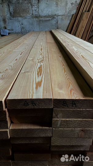 Доски лиственницы 35x130 мм, прошедшие строгательн