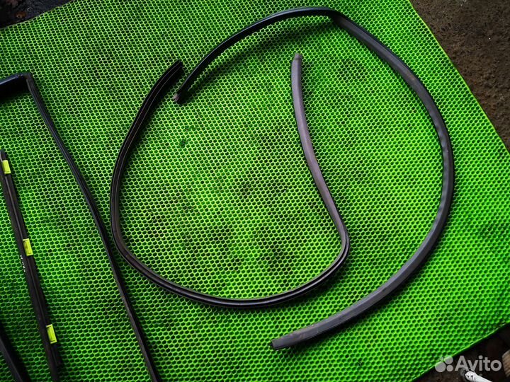 Уплотнитель проема стекла на Honda Crv 1996-2002