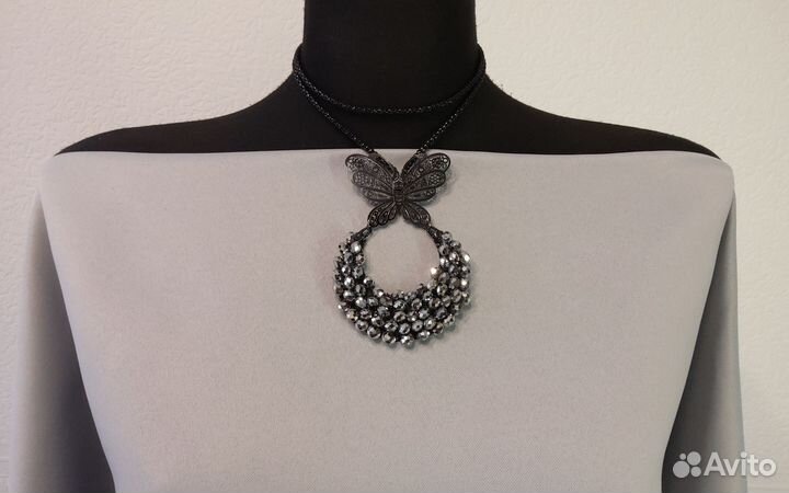 Крупный кулон на длинной цепочке.Бижутерия