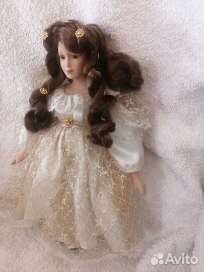 Кукла фарфоровая