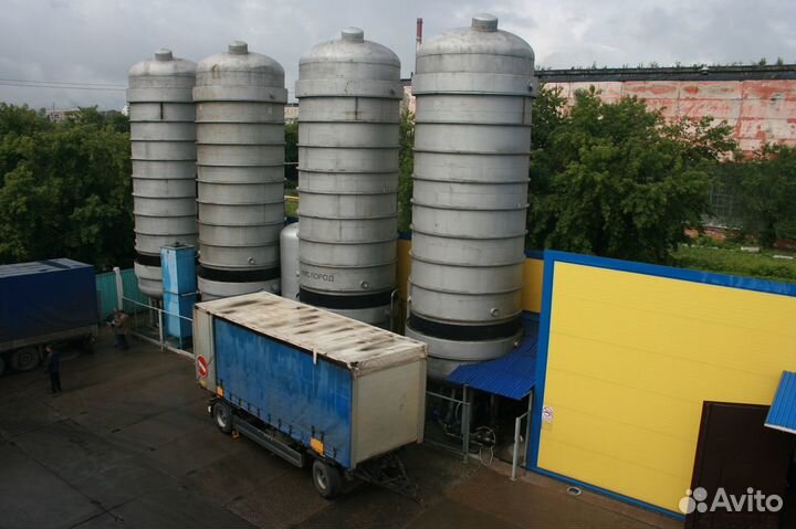 Рабочий в цех наполнения баллонов