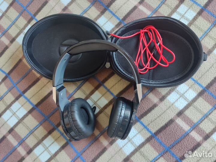 Проводные наушники с контейнером