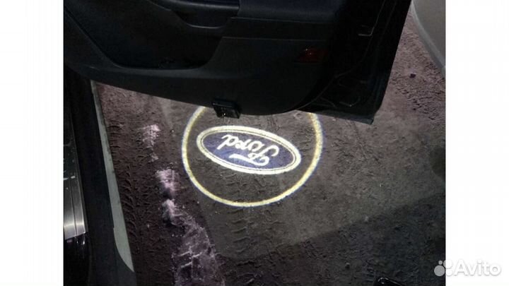 Проекция форд в двери машины