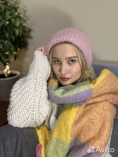 Комплект ручной вязки (шапка + варежки)