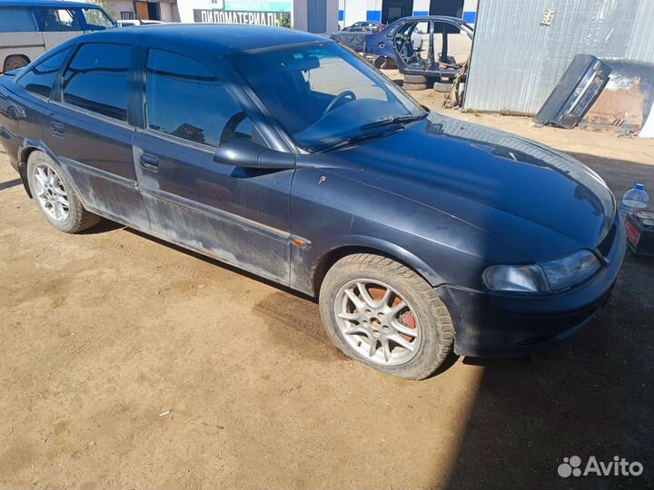 В разборе Опель Вектра B 2.0 л. 136 лс. 1997 г