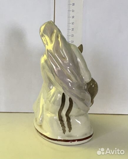 Фарфоровая статуэтка Девушка с олененком. Тбилиси