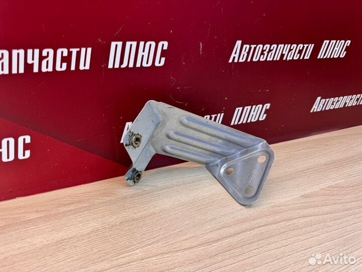 Кронштейн крепления крыла передний правый LADA