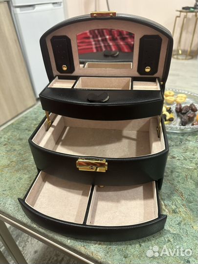 Шкатулка для украшений и макияжа