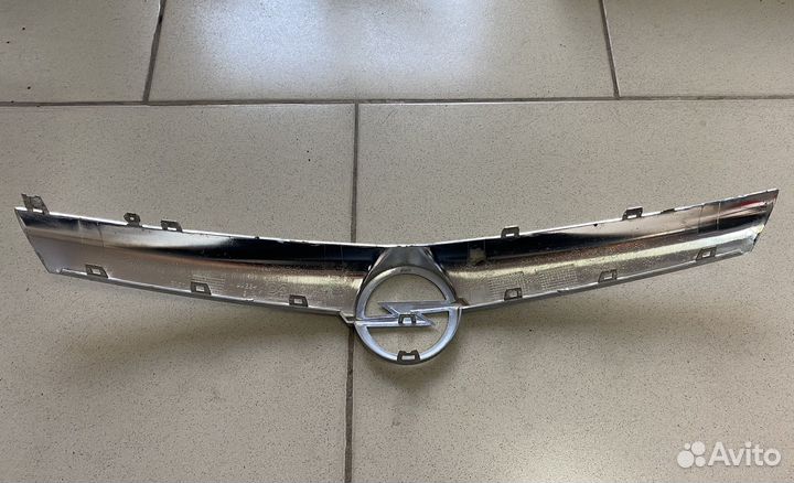 Накладка решетки радиатора Opel Astra J