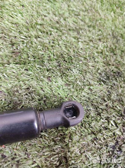 Амортизатор капота BMW X3 (E83) 2004