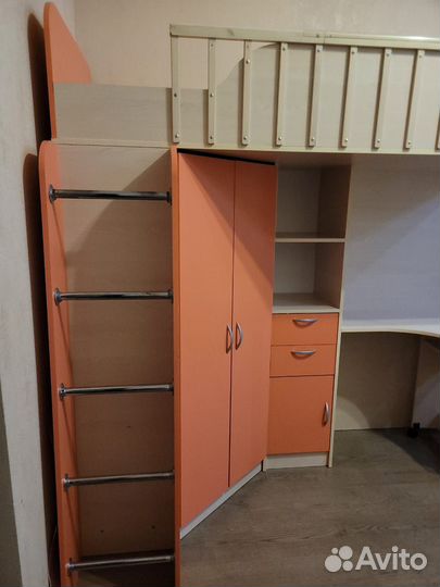 Кровать чердак со столом и шкафом бу