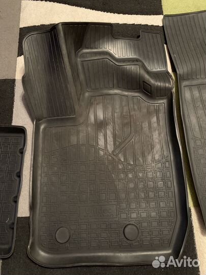 Автомобильные коврики резиновые на Renault Arkana