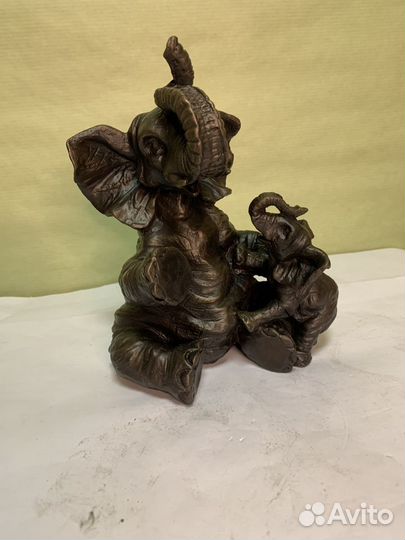 Слоненок с мамой