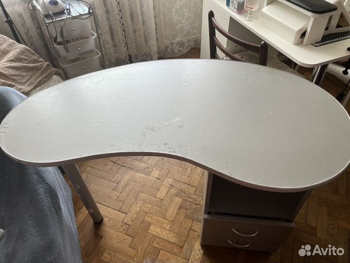 Маникюрный стол