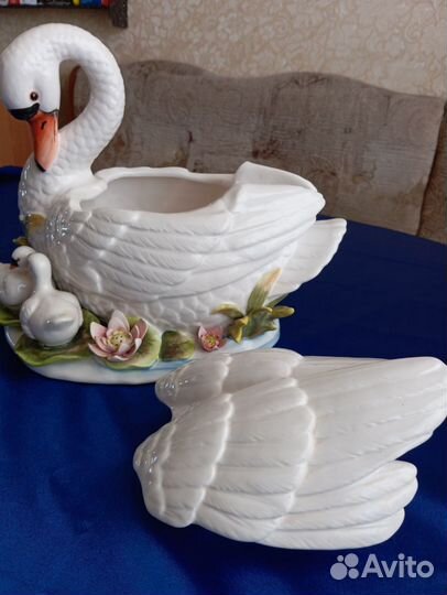 Супница Лебедь