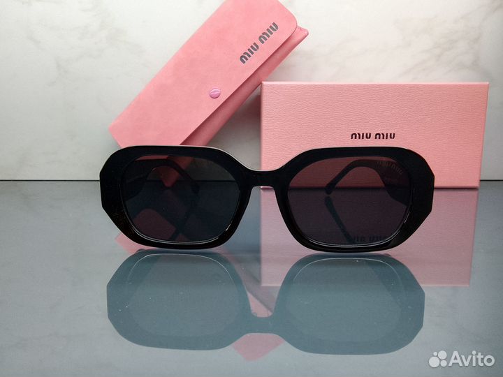 Miu Miu, очки с чехлом в комплекте