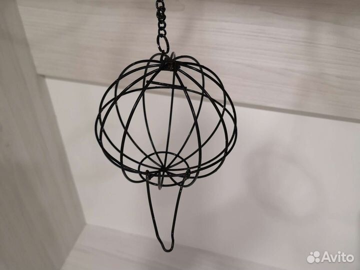 Подвесная кормушка с сеном для попугаев