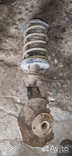 Передняя правая стойка на audi 100 c3 1990 года
