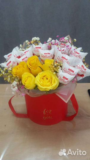 Композиция с цветами и конфетами