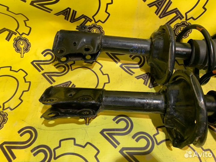 Стойки комплект передние Toyota Ist NCP60 2NZ-FE