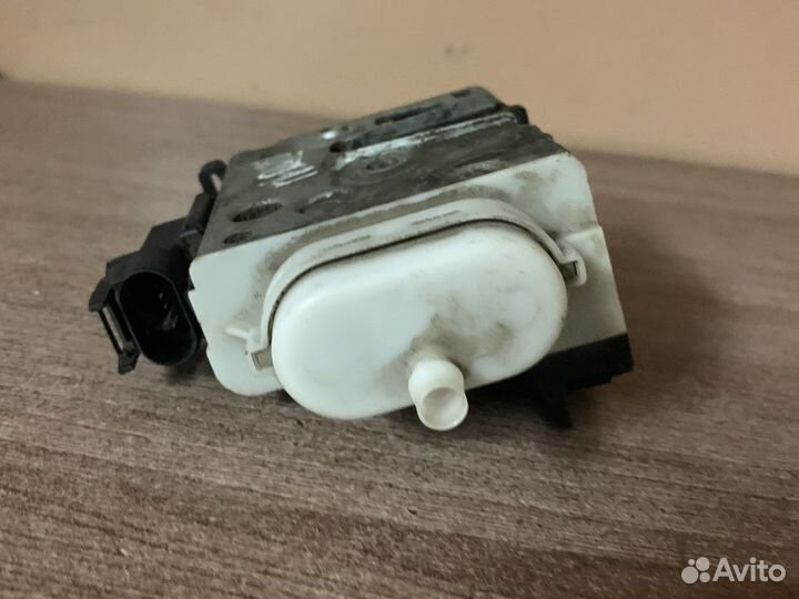 Замок двери передней правой Audi A4 A8