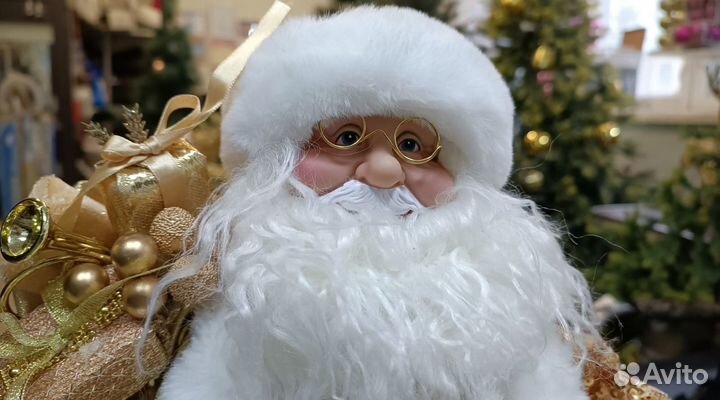 Новогодний Дед Мороз в золотом костюме