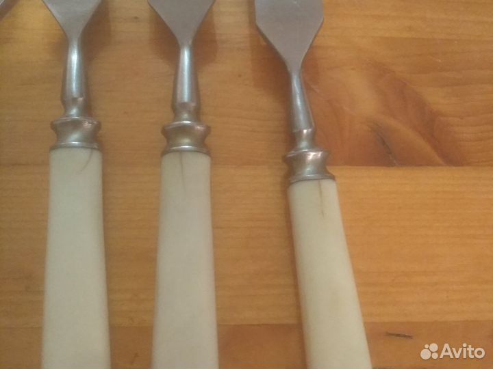 Вилки и ножи с белыми ручками
