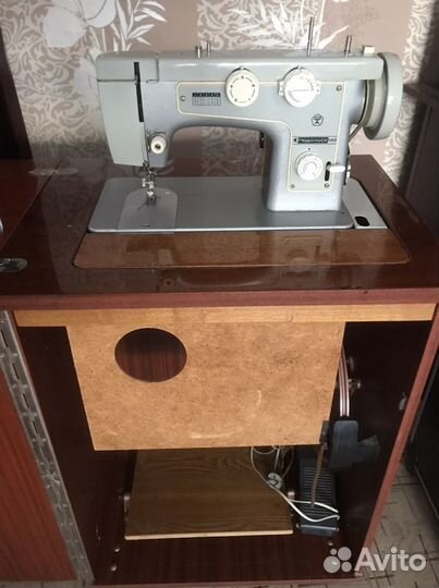 Электрическая швейная машина Подольск 142