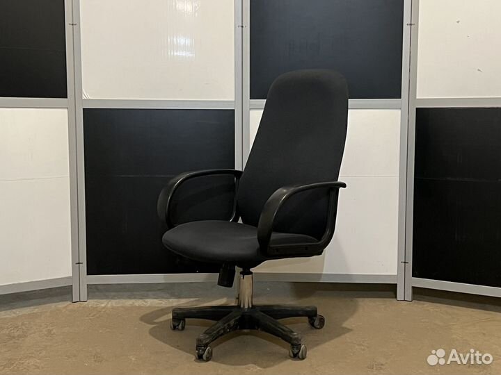 Компьютерное кресло высокая спинка