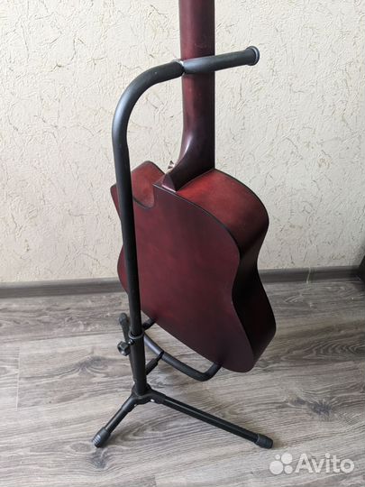 Гитара в комплекте с подставкой и тюнером