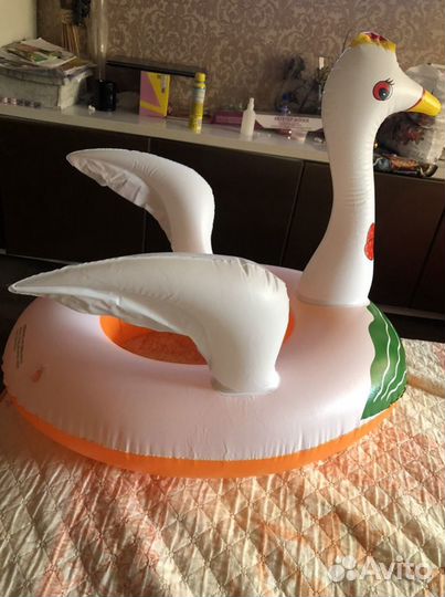 Надувной лебедь