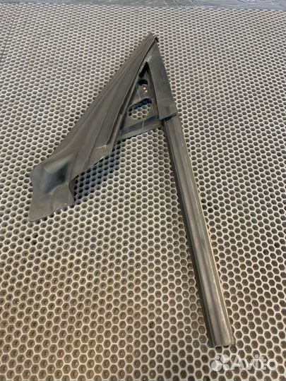 Направляющая стекла двери передняя правая Bmw 335