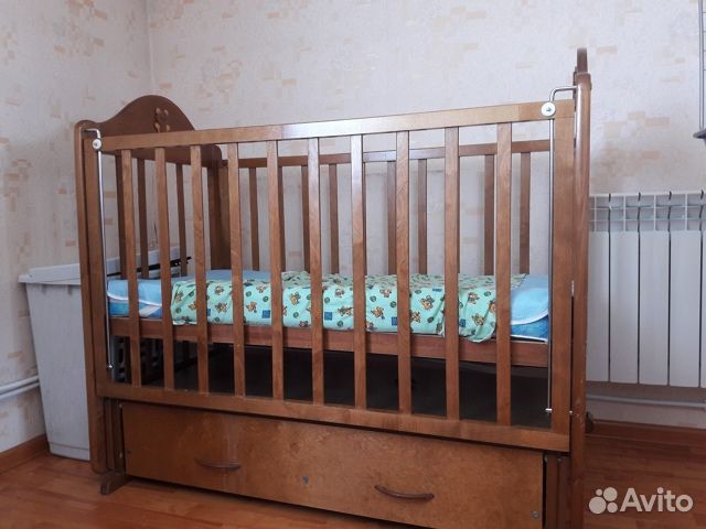 Детская кроватка с маятником и комодом