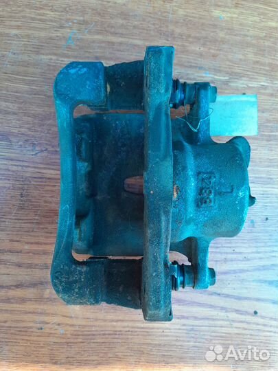 Суппорт передний левый Lexus HS250