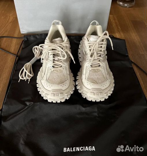 Balenciaga defender