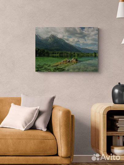 Картина с красивыми горами и озером летом