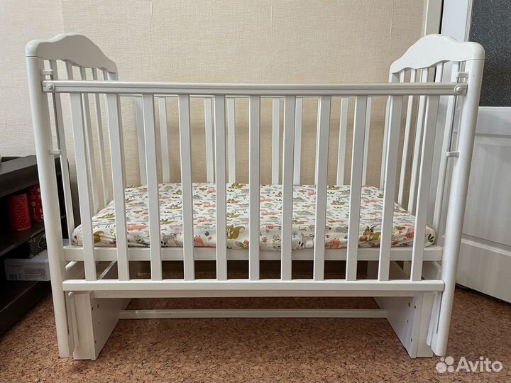 Детская кровать с маятником